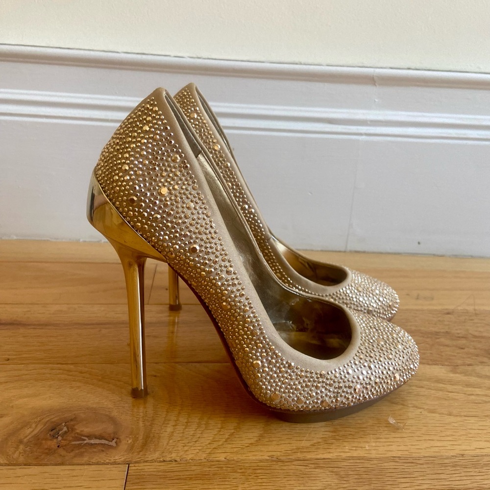 Size 6 Gold BCBG Pumps. Great condition.